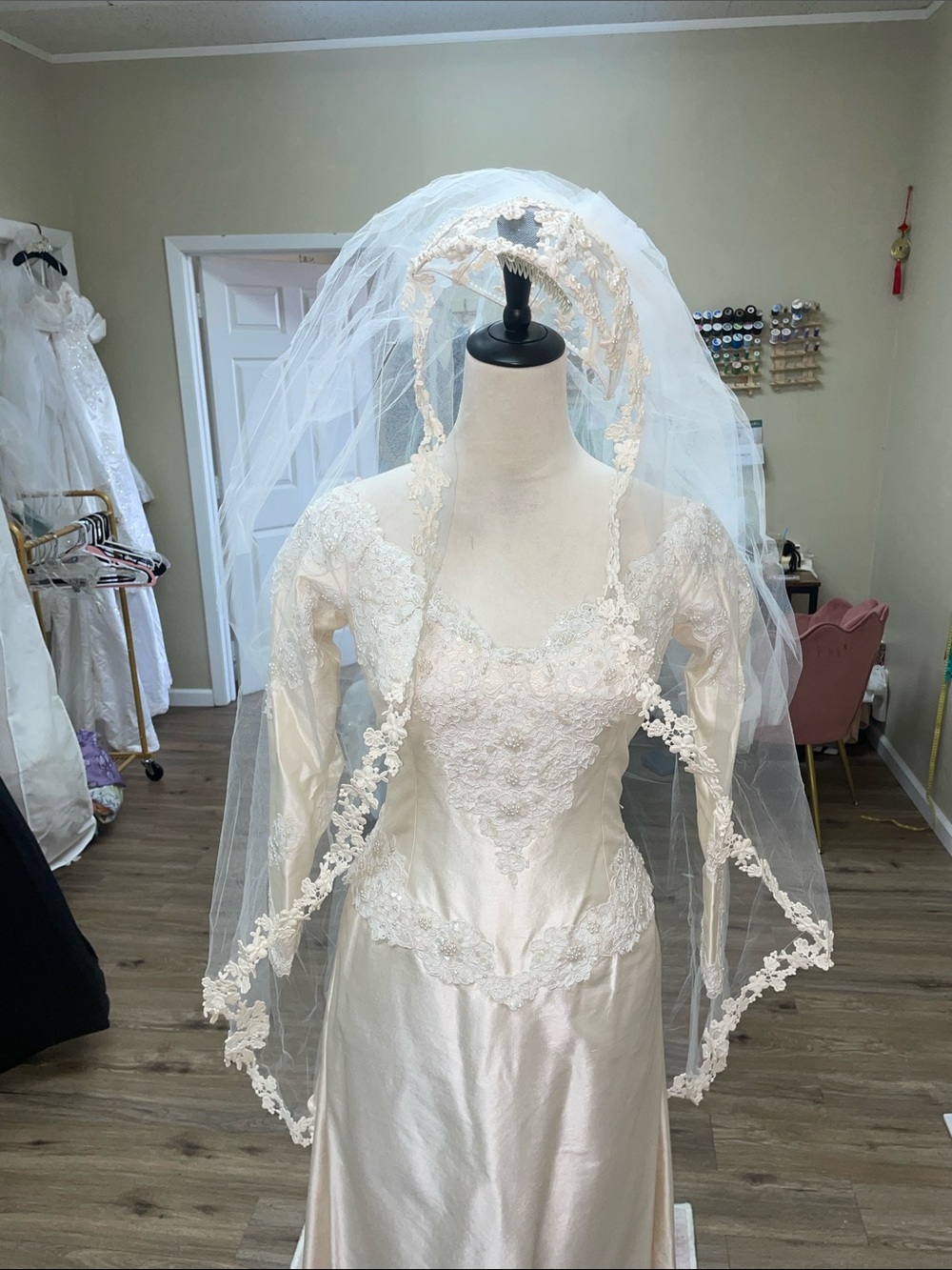 VINTAGE 1970S VEIL
